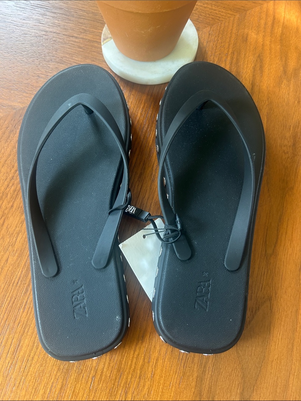Zara Black Minimalist Flip-Flop Sandals